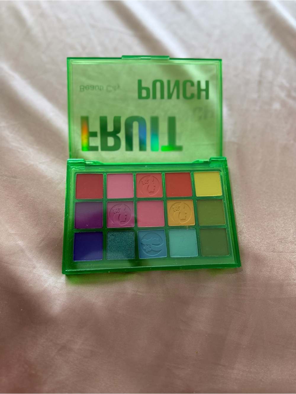 KATI punch 15-color vibrant eyeshadow palette.